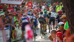 Varios ciclistas a punto de coronar Mas de la Costa
